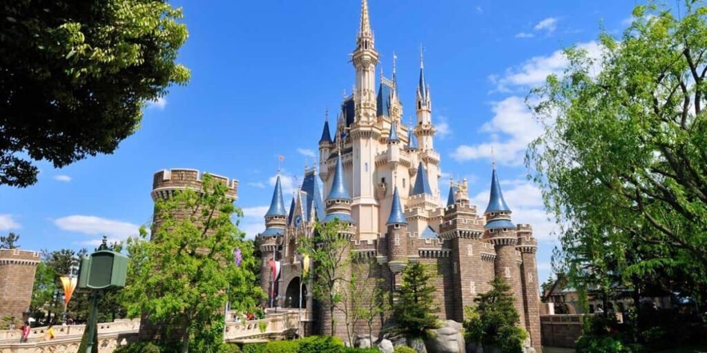 The current image has no alternative text. The file name is: Tokyo-Disneyland-castle.jpg
